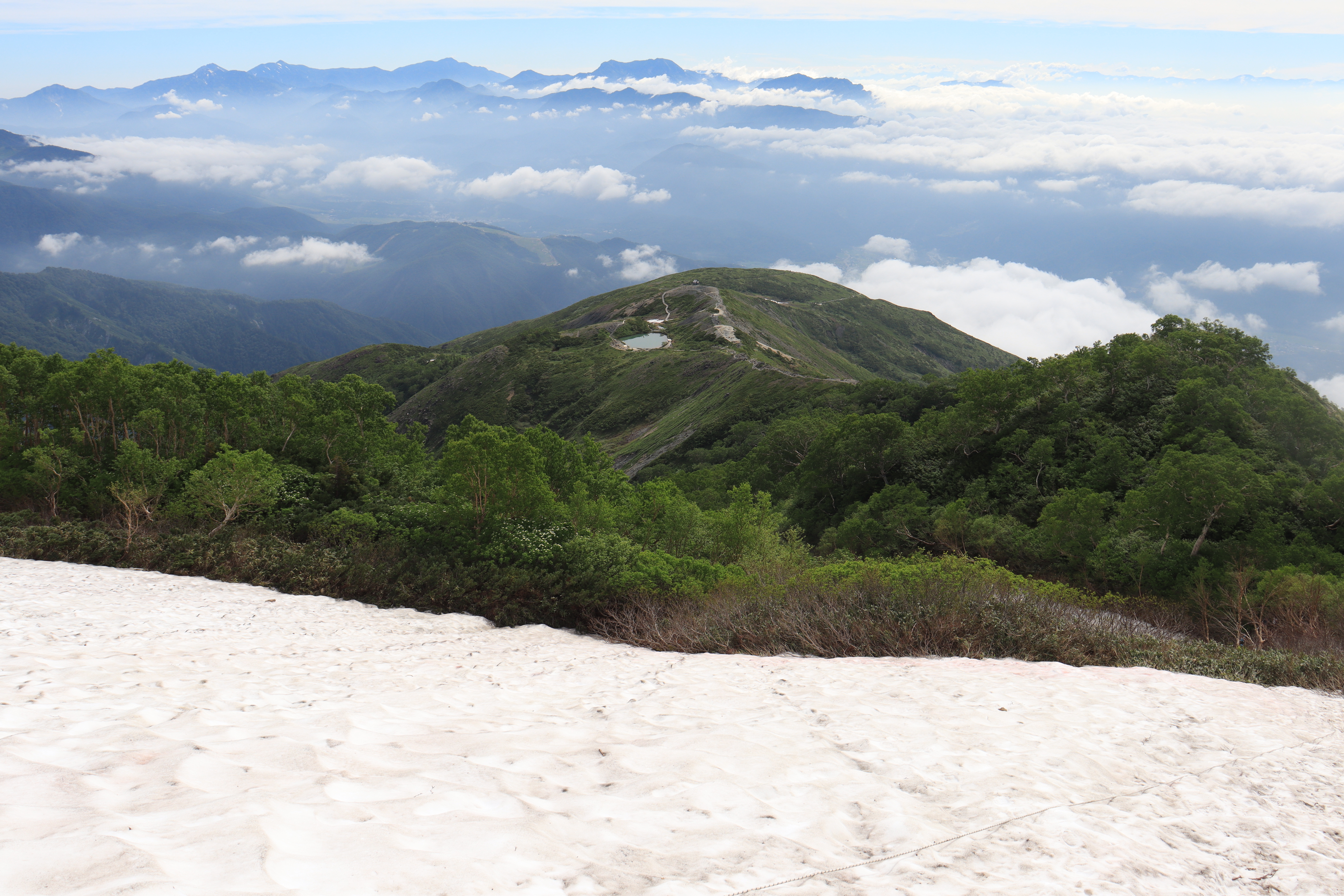 Fotografia real relacionada a Hakuba além da neve: o vale moldado pelos Alpes do Norte do Japão.