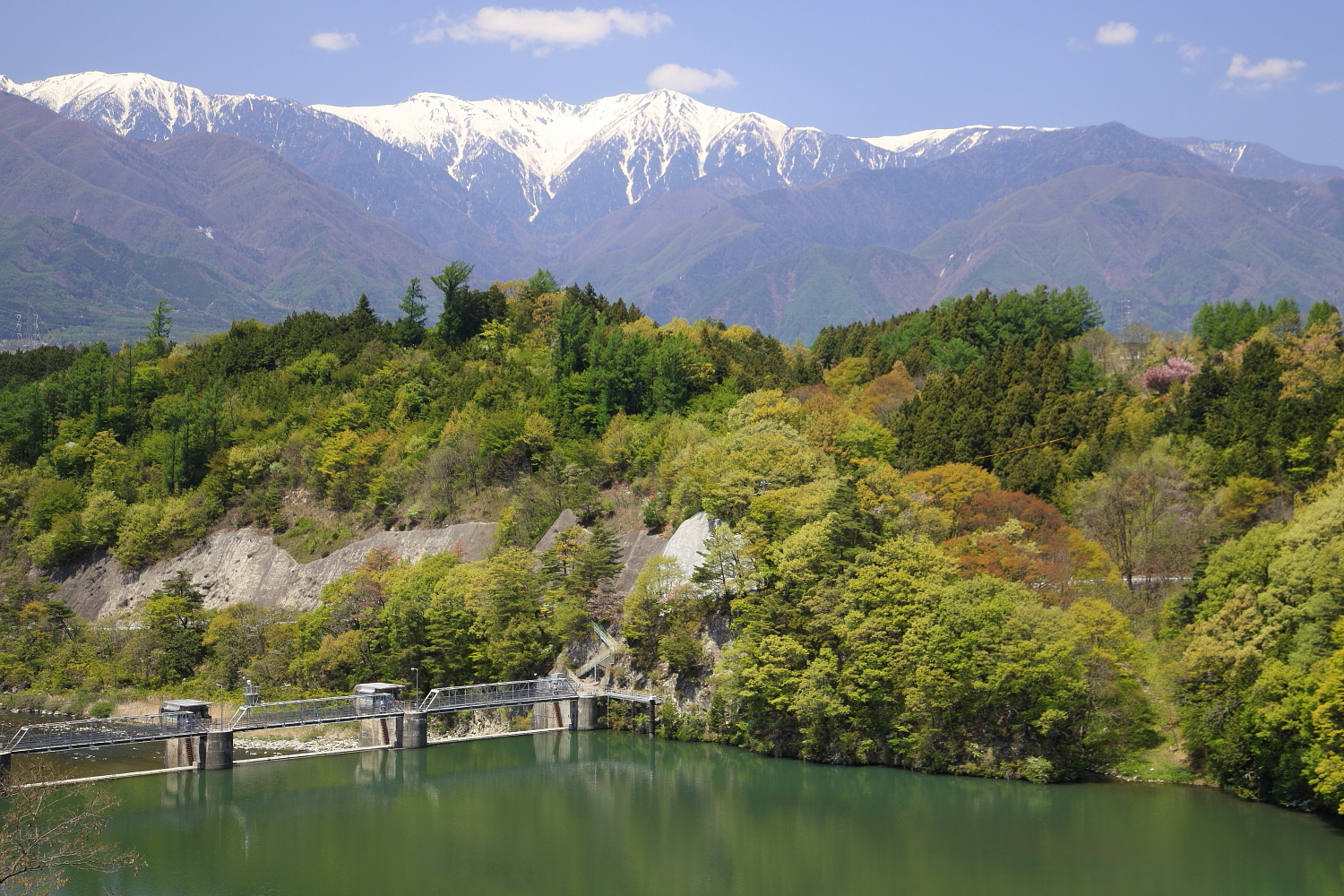 Fotografia real relacionada a Komagane: a cidade entre os Alpes Centrais e os Alpes do Sul.