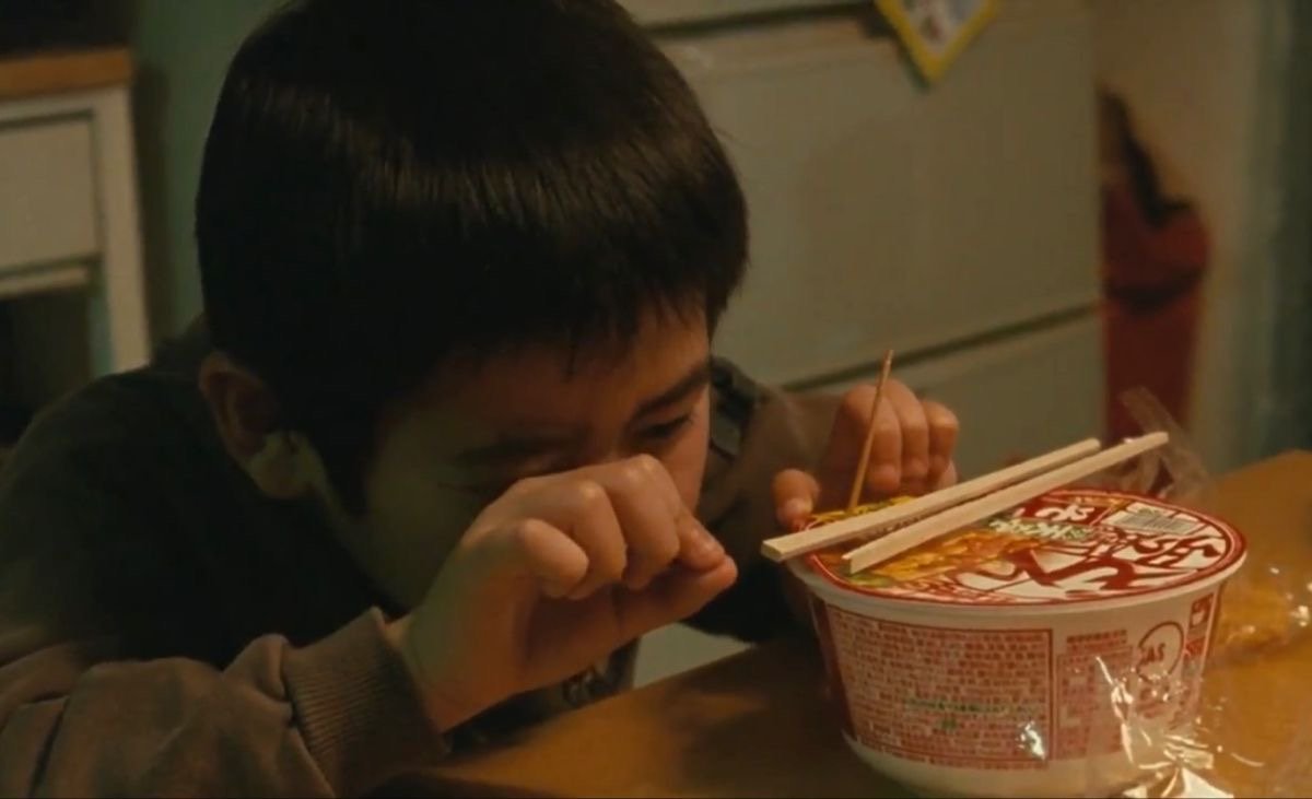 Criança comendo lámen instantâneo